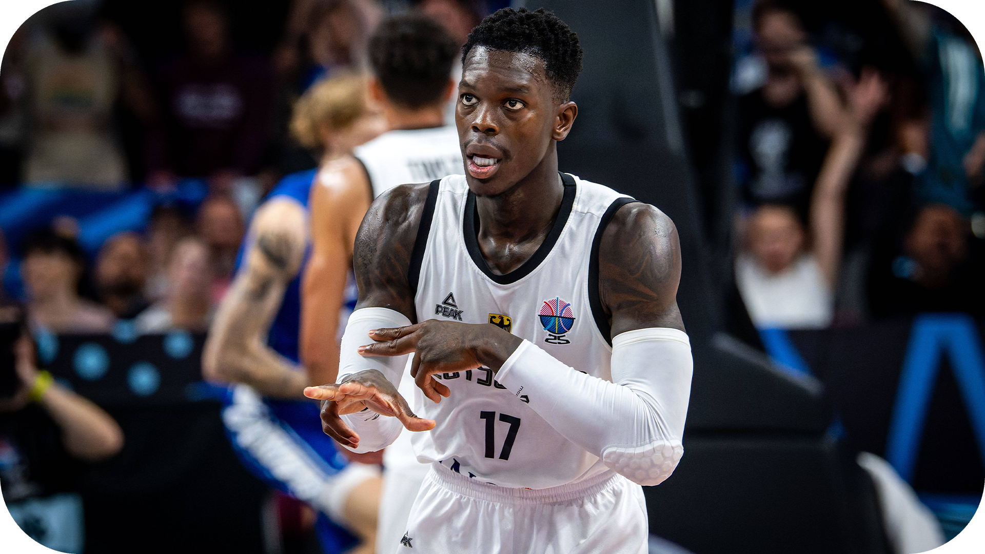 Dennis Schröder jubelt energisch während einer Partie der Europameisterschaft 2025.